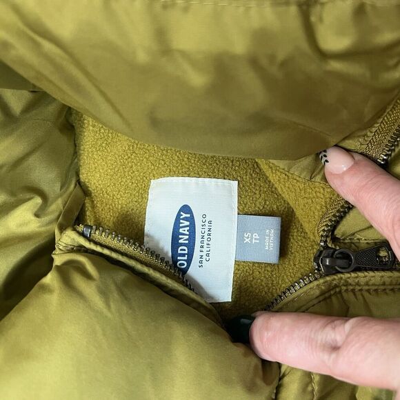 Old Navy Quilted Frost-Free Vest in jungle grove Size XSmall - Picture 4 of 6